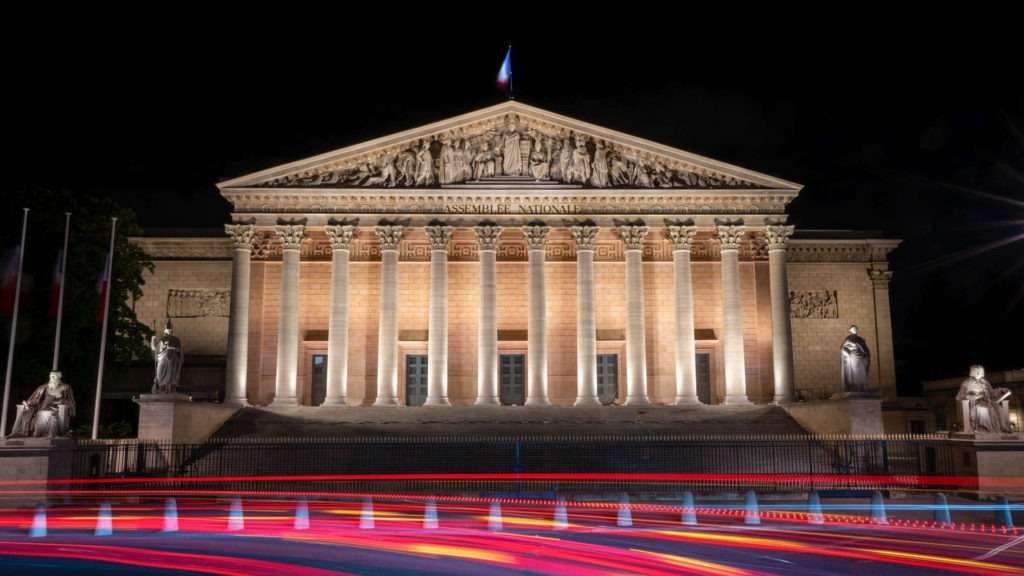 Assemblée nationale illuminée de nuit