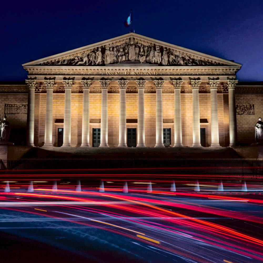 Façade éclairée de l’Assemblée Nationale, la nuit