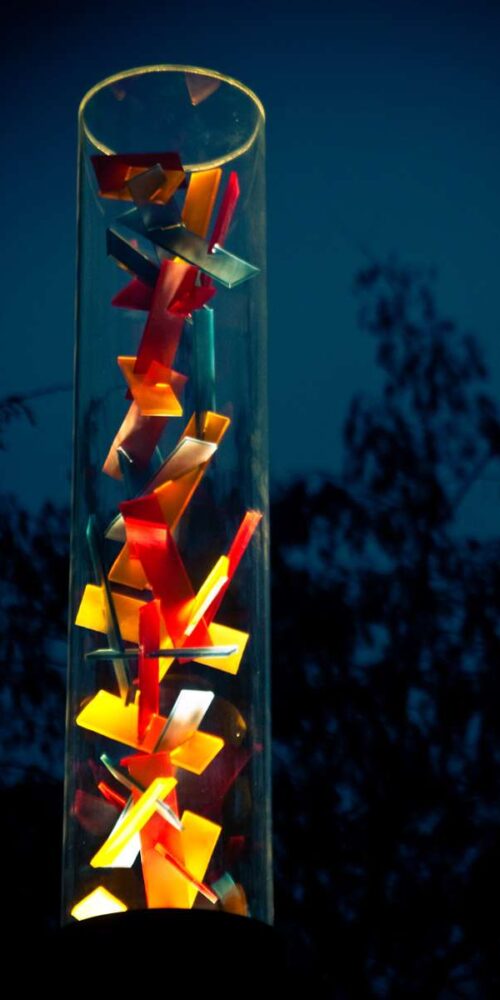 Colonne lumineuse Pluies de décembre allumée à la tombée de la nuit, Évreux