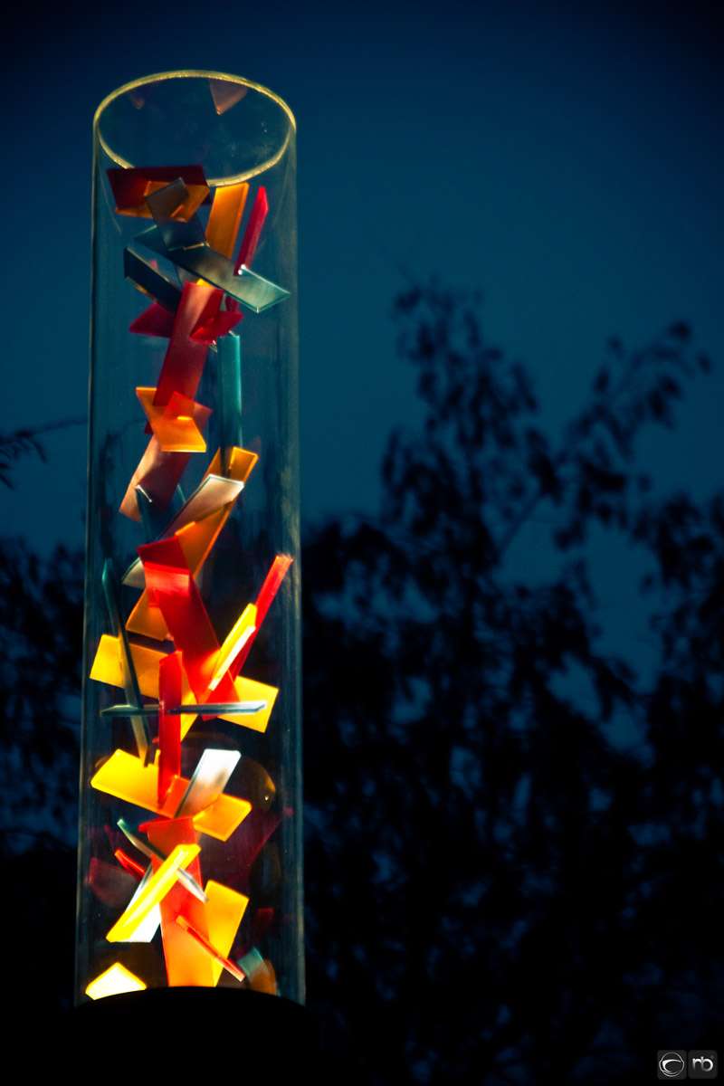 Colonne lumineuse Pluies de décembre allumée à la tombée de la nuit, Évreux