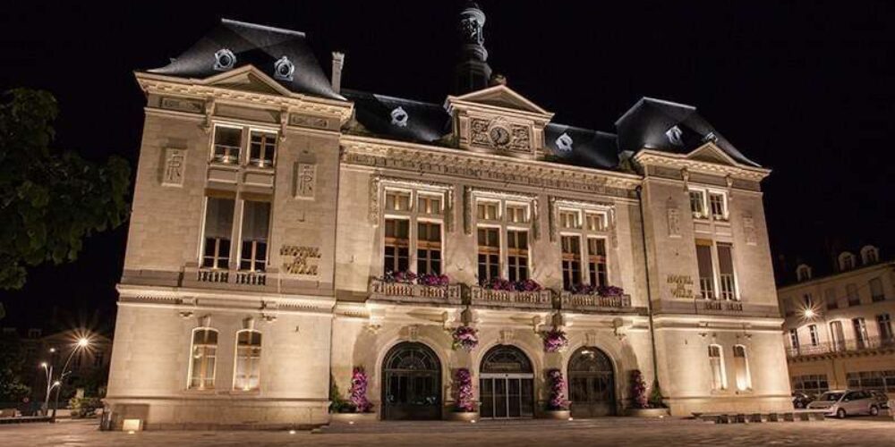 Hôtel de ville de Montluçon éclairé de nuit