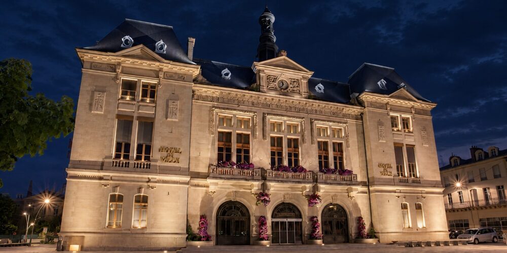 Hôtel de ville de Montluçon éclairé de nuit