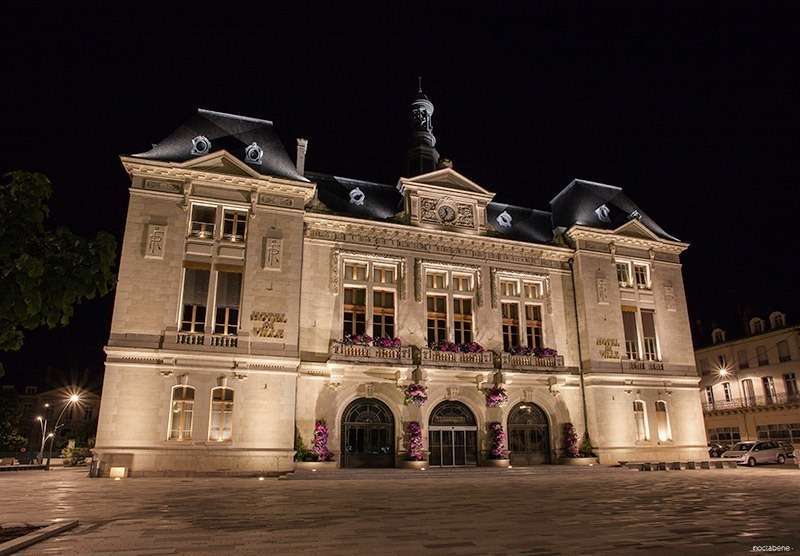 Hôtel de ville de Montluçon éclairé de nuit