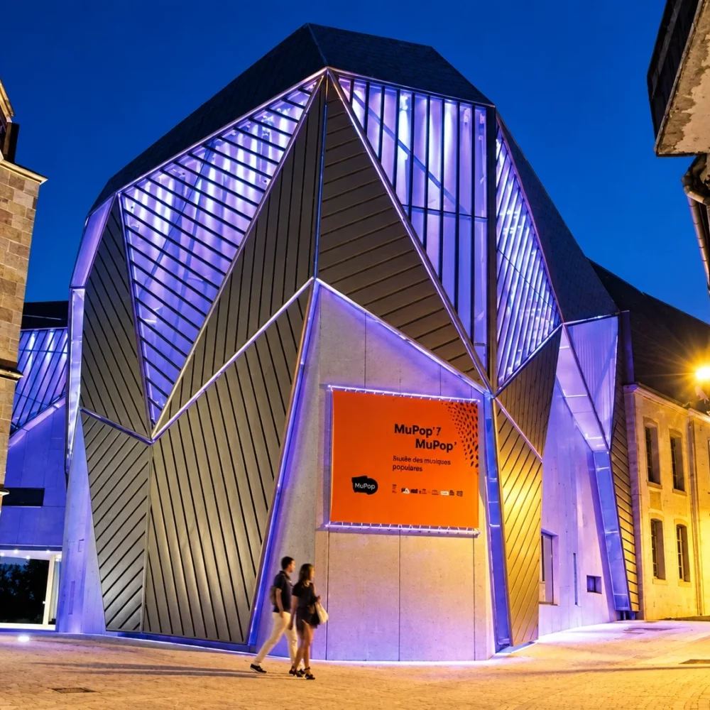 Façades facettées du MuPop éclairées en violet, Montluçon