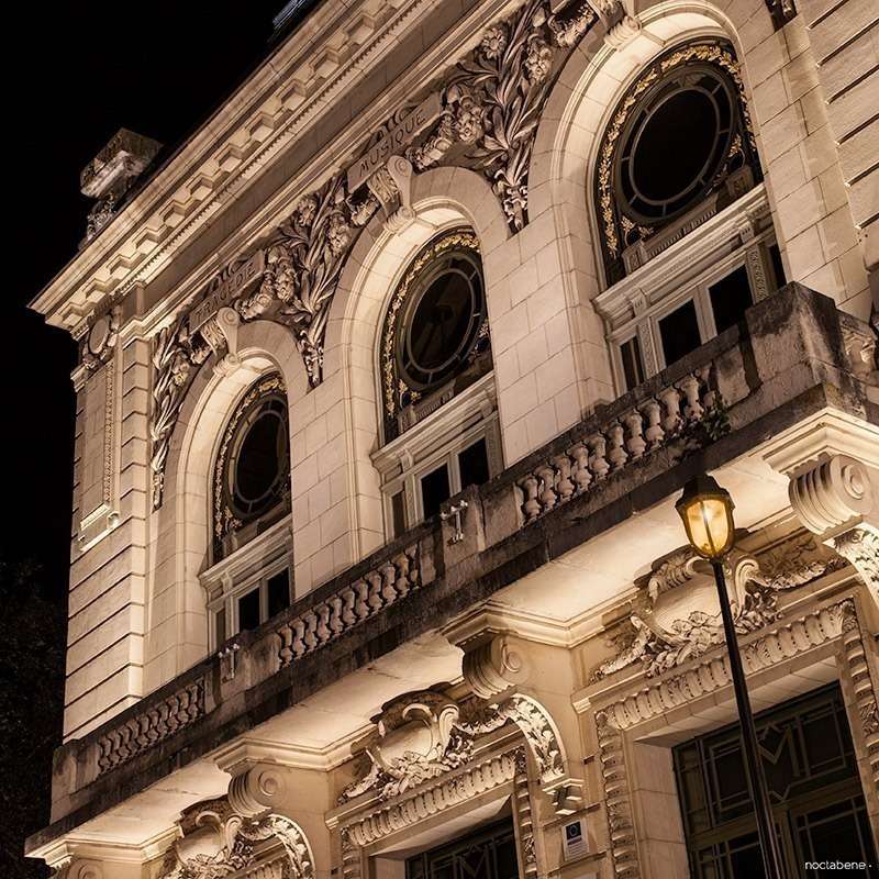 Détail de la façade sculptée du théâtre de Montluçon, éclairée de nuit